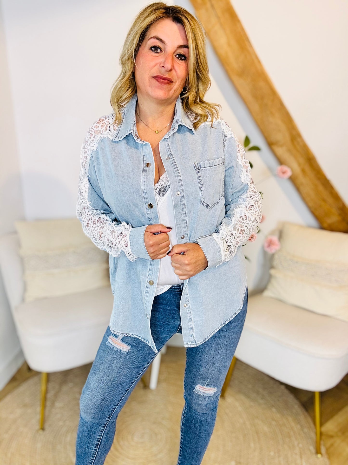 Denim blouse met kanten mouw detail