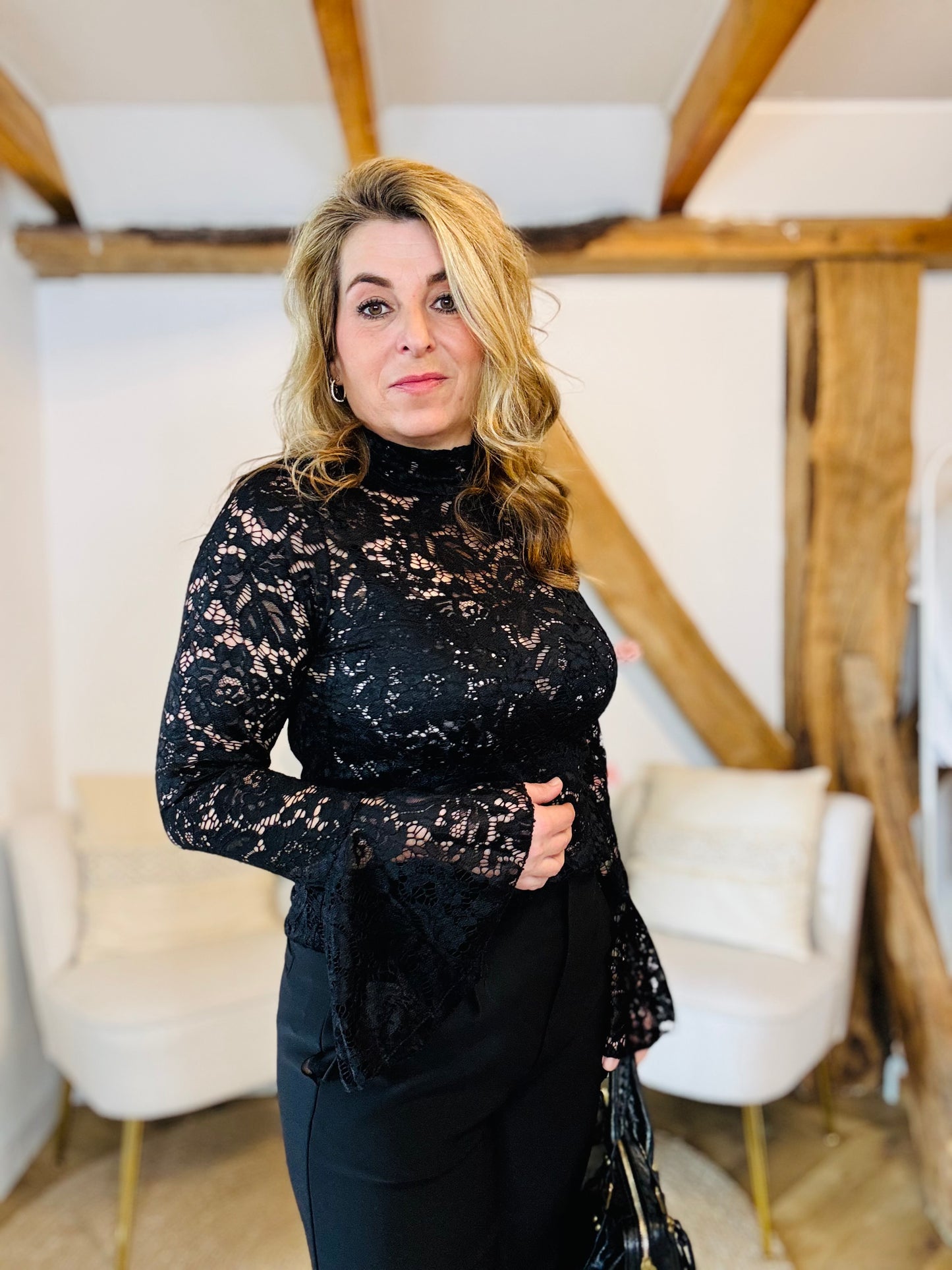 Lace top met flair mouwen | Zwart