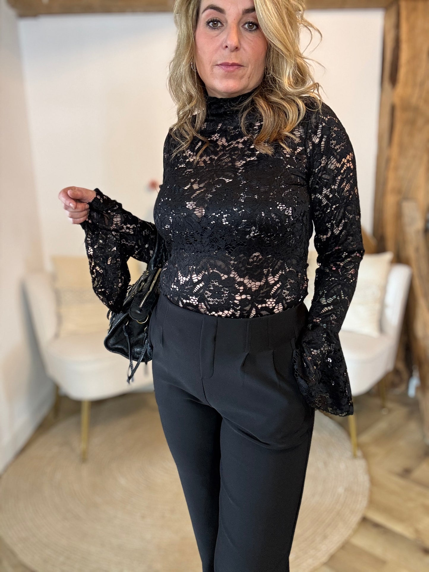 Lace top met flair mouwen | Zwart