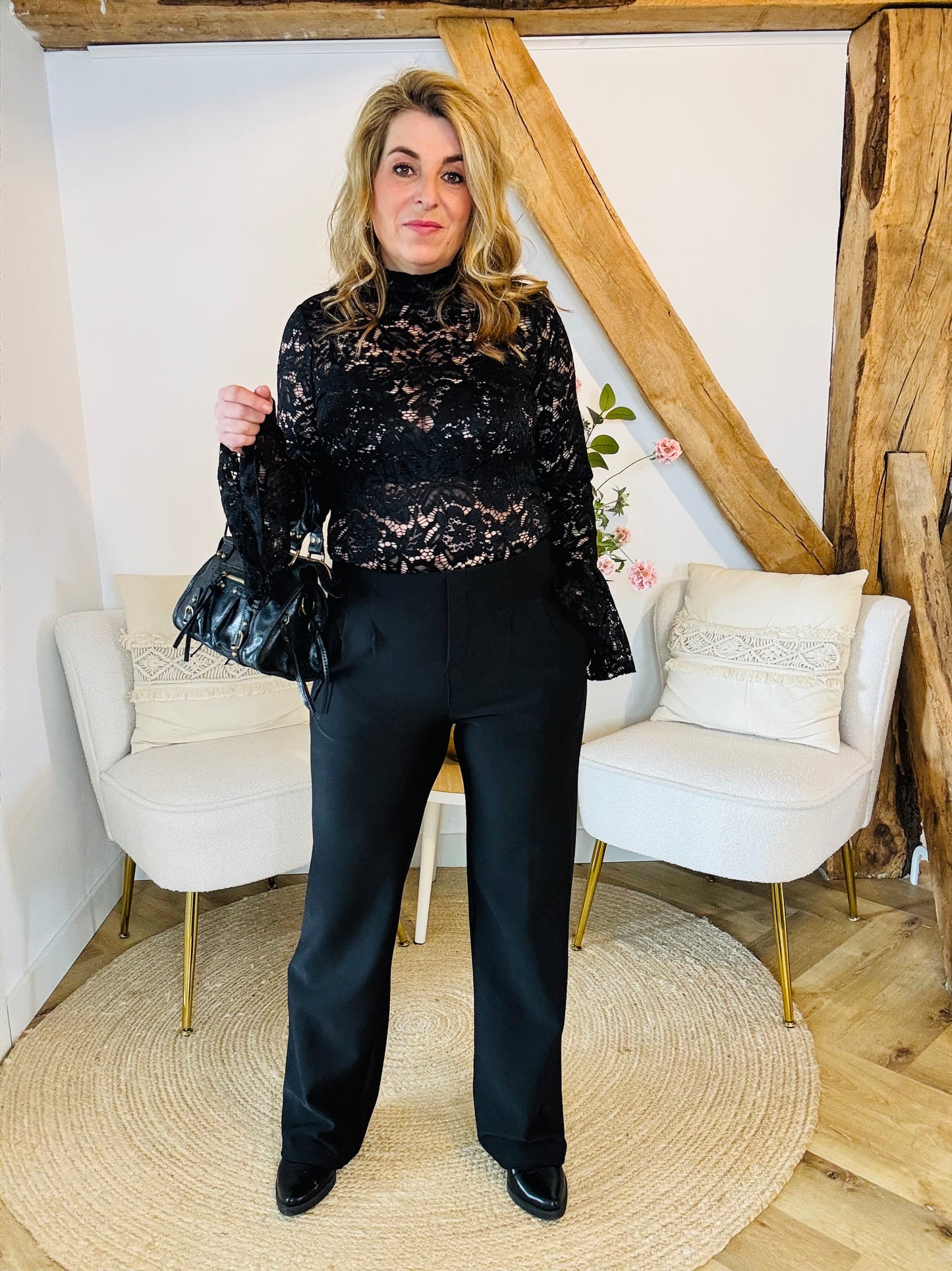 Lace top met flair mouwen | Zwart