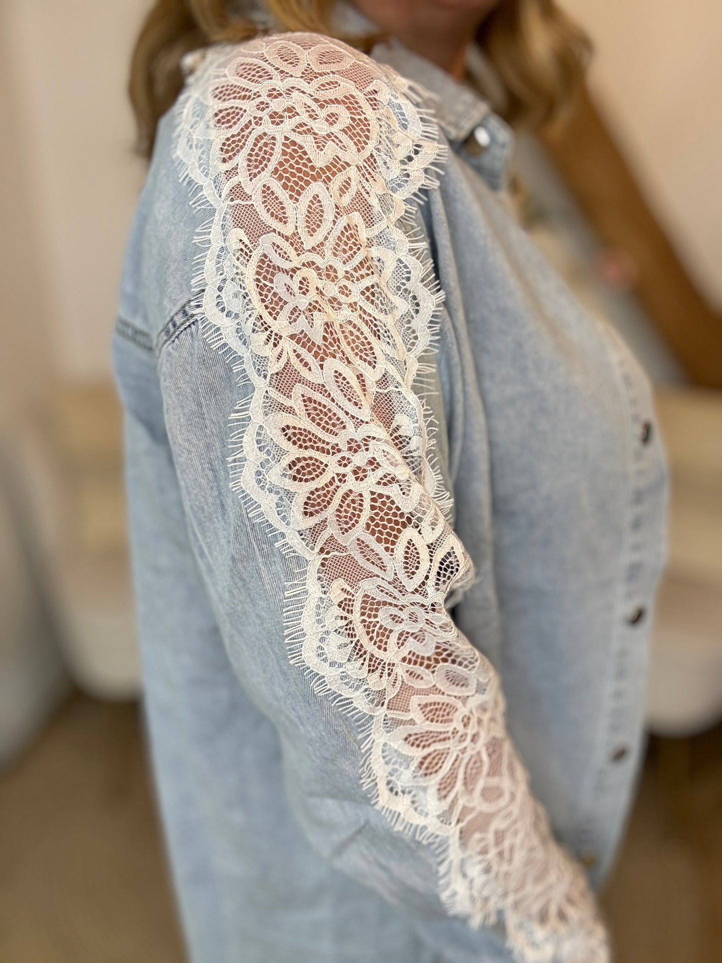 Denim blouse met kanten mouw detail